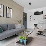 Bright 1 Bedroom With Balcony In