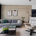 Bright 1 Bedroom With Balcony In