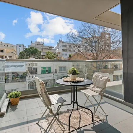 Bright 1 Bedroom With Balcony In