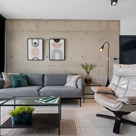 Bright 1 Bedroom With Balcony In