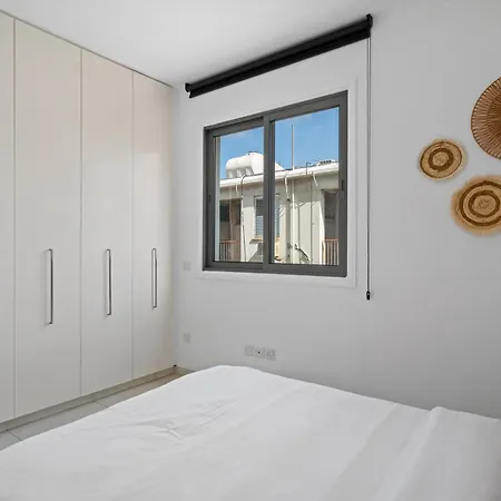 Bright 1 Bedroom With Balcony In *