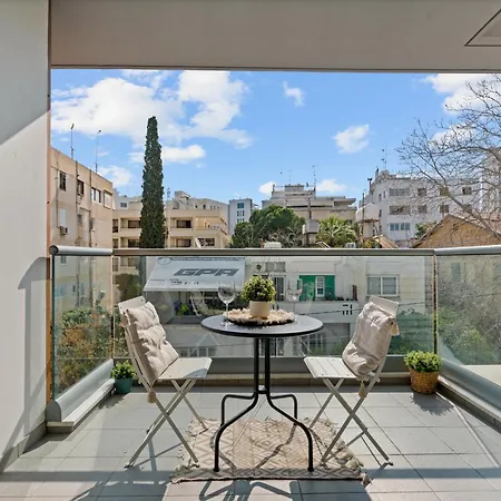 アパート Bright 1 Bedroom With Balcony In ニコシア