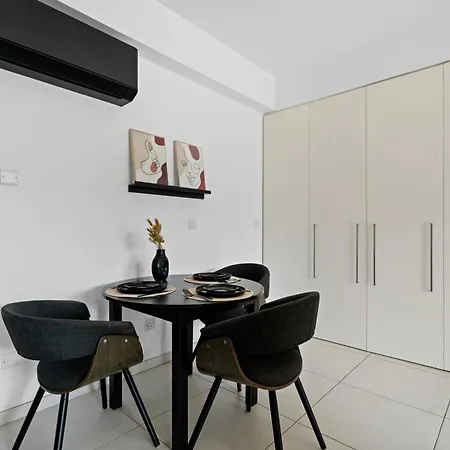 Bright 1 Bedroom With Balcony In アパート *