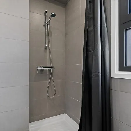 Bright 1 Bedroom With Balcony In * ニコシア