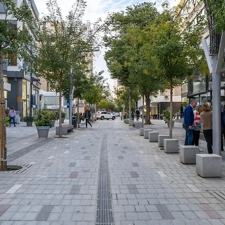 Bright 1 Bedroom With Balcony In *