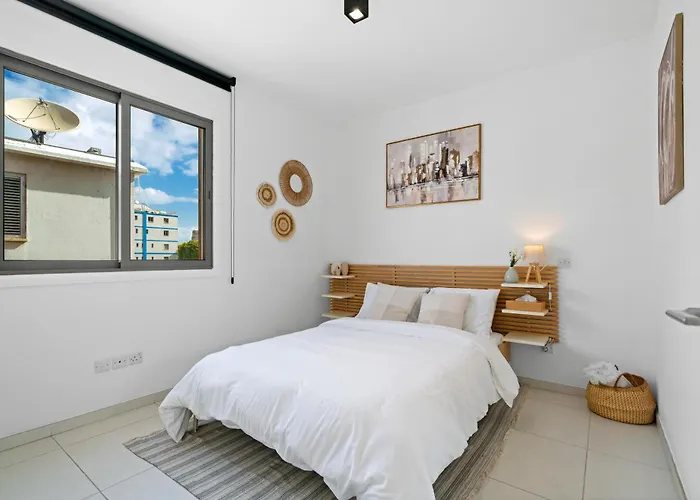 Bright 1 Bedroom With Balcony In Никосия