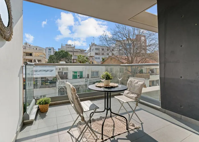 Bright 1 Bedroom With Balcony In