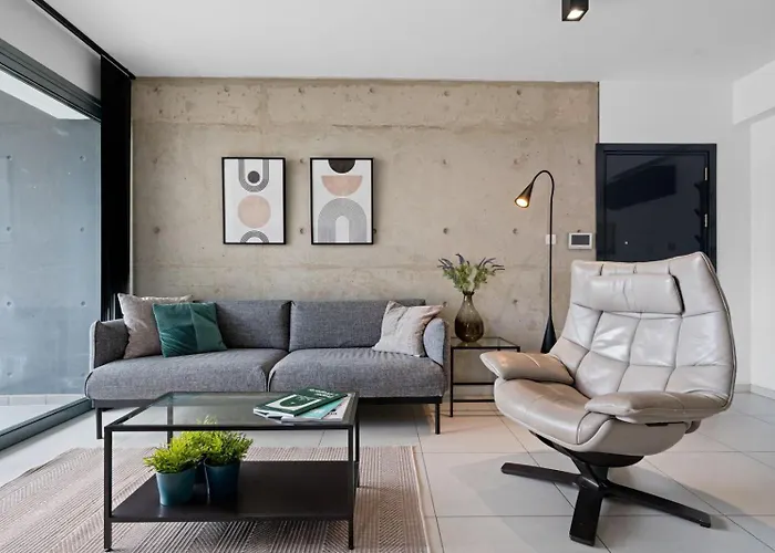 Bright 1 Bedroom With Balcony In