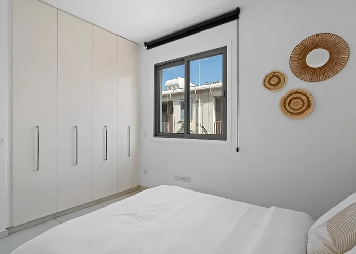 Bright 1 Bedroom With Balcony In *