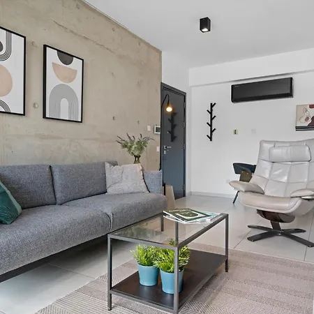 Bright 1 Bedroom With Balcony In