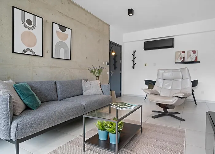 Bright 1 Bedroom With Balcony In